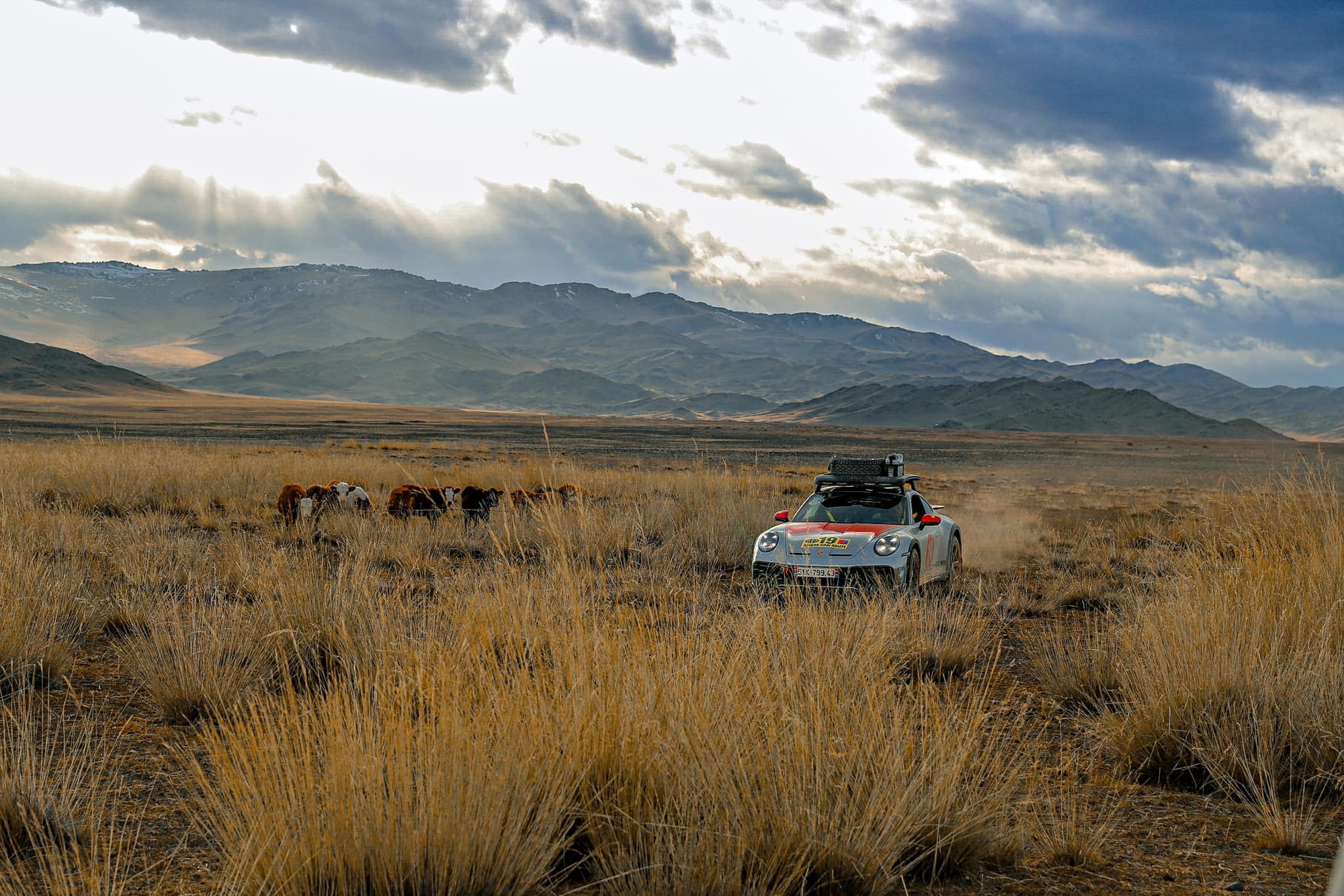 Chủ xe Porsche 911 Dakar: Từ bức ảnh trên Facebook tới quyết định mua xe và chuyến phượt hơn 33.000km từ Việt Nam tới Mông Cổ- Ảnh 5.