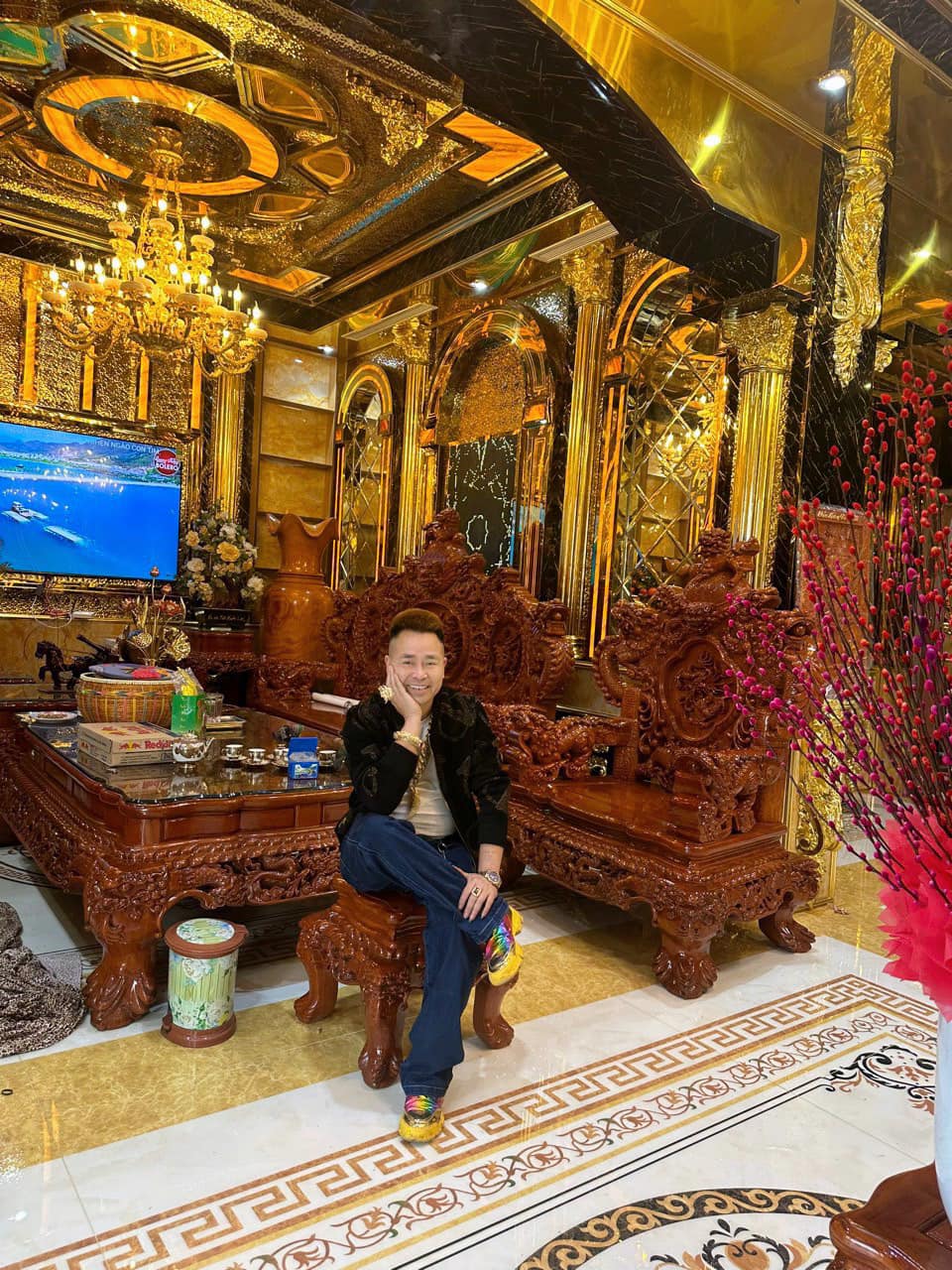 Lâu đài 70 tỷ của “đại gia đồng nát” ở Nghệ An lên đèn rực rỡ đón Tết, hé lộ nội thất bên trong