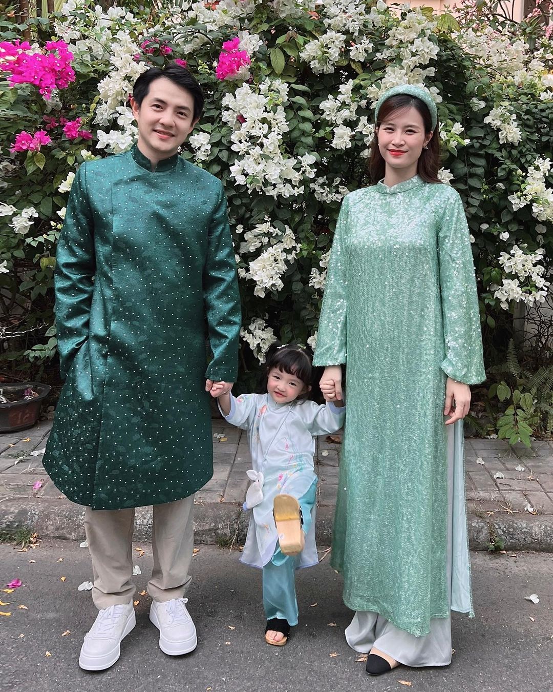 Soi áo dài mùng 2 Tết của mỹ nhân Việt: Thiết kế dáng suông thắng áp đảo, giá cả đi đôi với chất lượng- Ảnh 3.