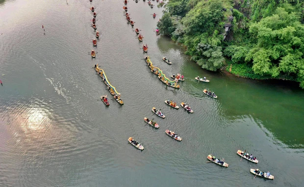 Tràng An (Ninh Bình) đông kín du khách trong ngày mùng 3 Tết, nhiều người định đi nhưng nhìn cảnh này lại 