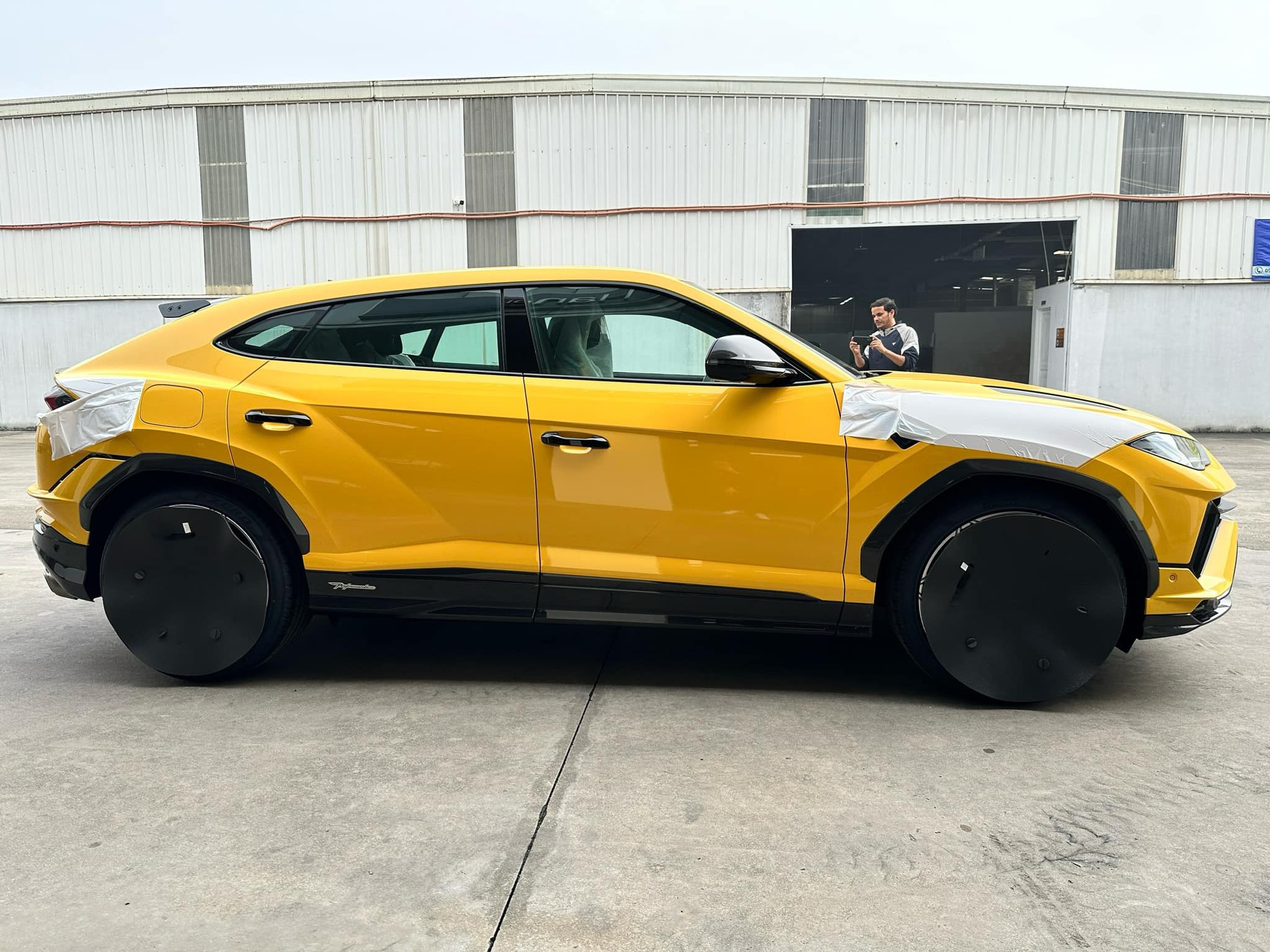Được chồng tặng Lamborghini Urus Performance đúng dịp sinh nhật, Đoàn Di Băng công bố: 'Sắp treo biển thần tài lớn mới trúng đấu giá'- Ảnh 3.