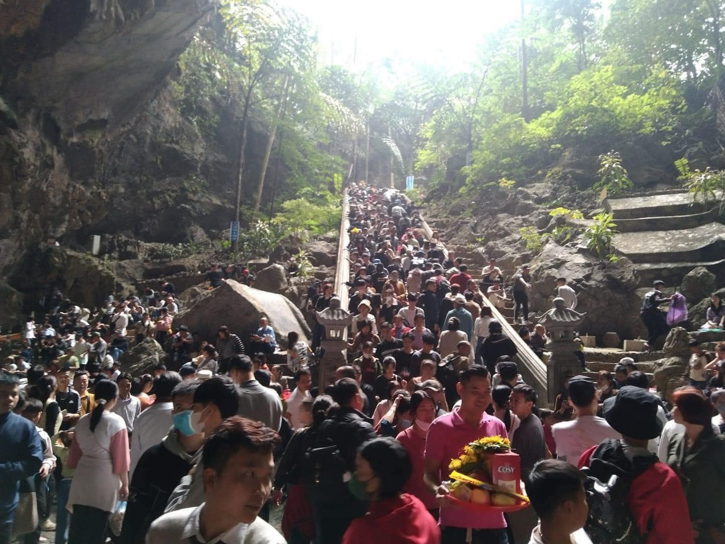 Chùa Hương mùng 4 Tết: Đông nghẹt không có chỗ chen chân; đi từ 4h sáng, giữa trưa chưa vào được động Hương Tích- Ảnh 5.