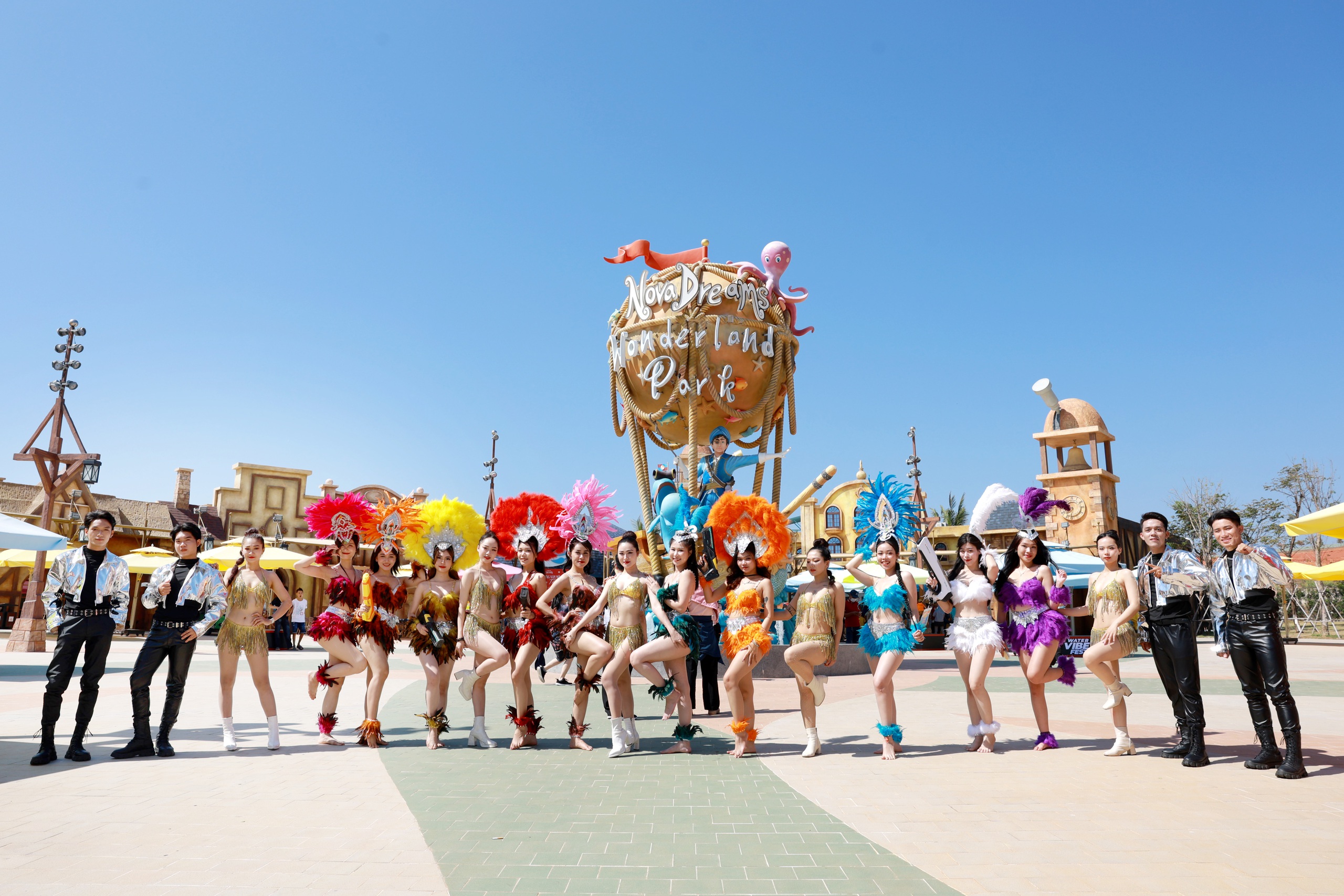 Siêu lễ hội Vibe Fest chính thức khai mạc tại Phan Thiết, một “thiên đường du lịch nghỉ dưỡng” nổi tiếng đón nhiều sao Việt và hàng ngàn khách đến tham dự- Ảnh 1.
Siêu lễ hội Vibe Fest chính thức khai mạc tại Phan Thiết, một “thiên đường du lịch nghỉ dưỡng” nổi tiếng đón nhiều sao Việt và hàng ngàn khách đến tham dự- Ảnh 1.