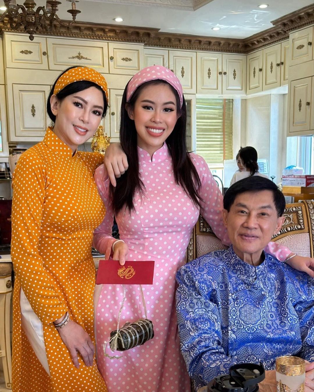 Vợ chồng “vua hàng hiệu” Johnathan Hạnh Nguyễn gây bất ngờ khi chụp ảnh cùng con gái: Phu nhân U55 vẫn trẻ đẹp 