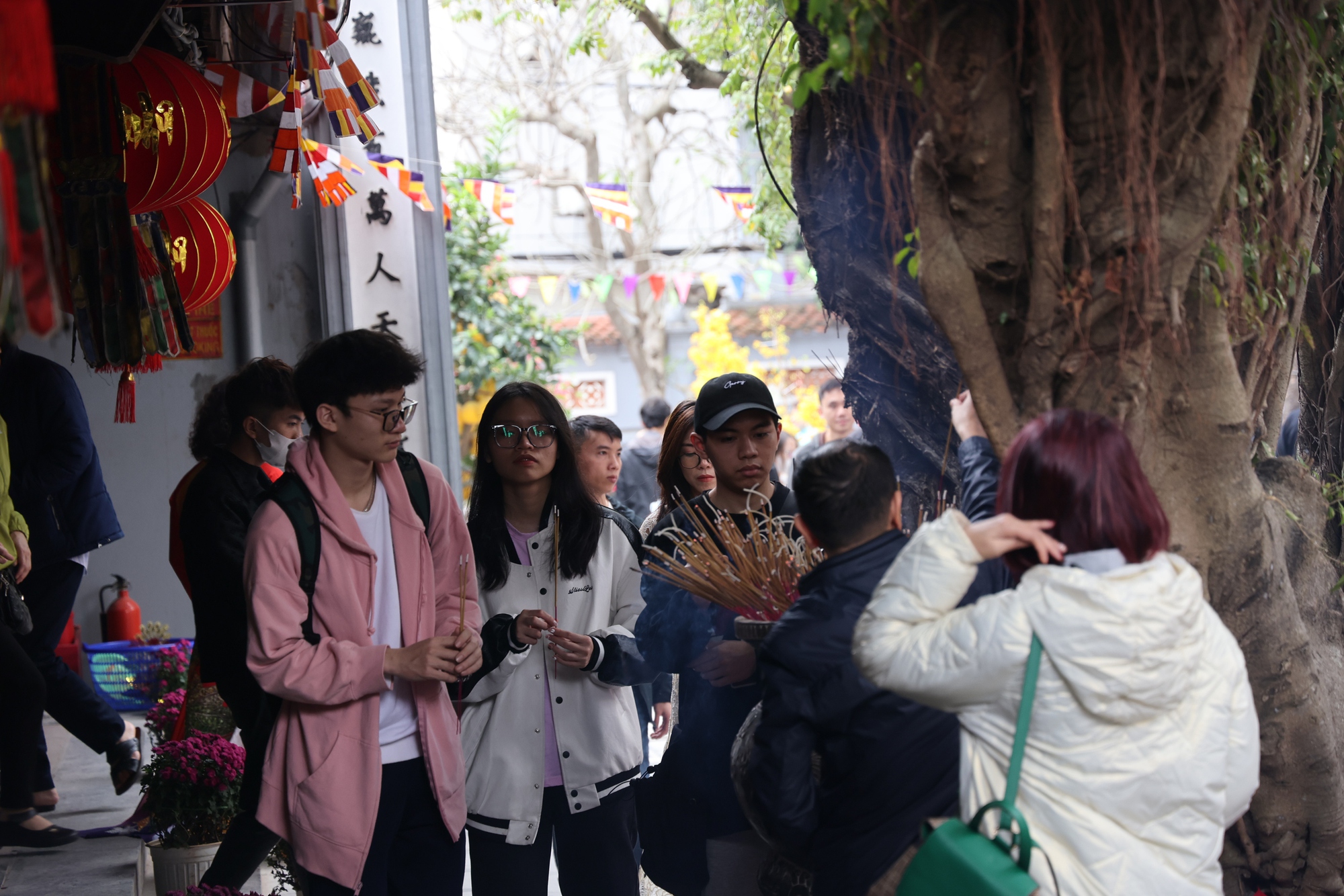 Giới trẻ nô nức đến chùa Hà cầu duyên ngày Valentine- Ảnh 7.