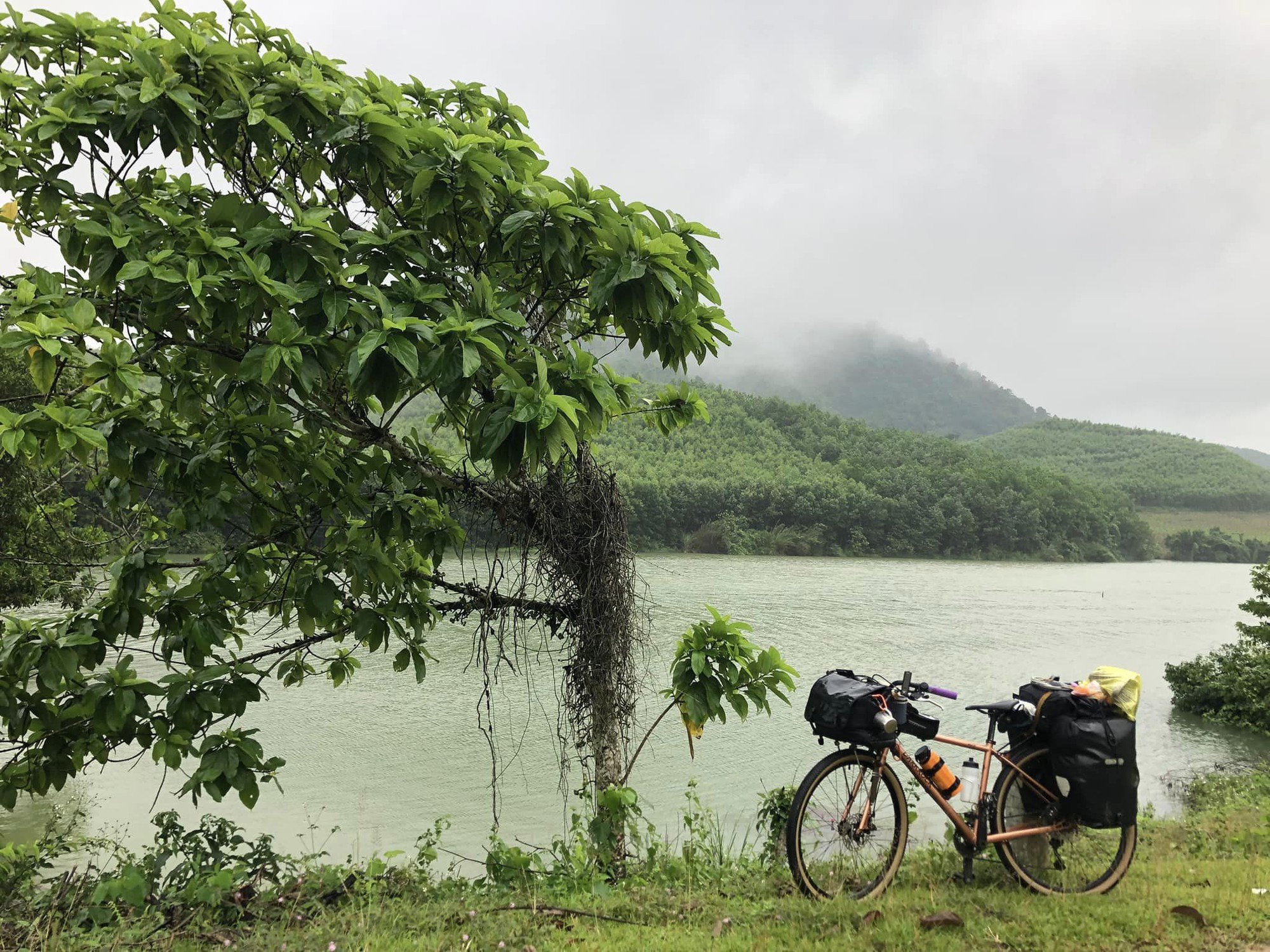 9X đạp xe xuyên Việt: ‘Ngủ nghĩa trang, ăn kham khổ, đi không tính toán rồi tới đâu thì tới’- Ảnh 16.