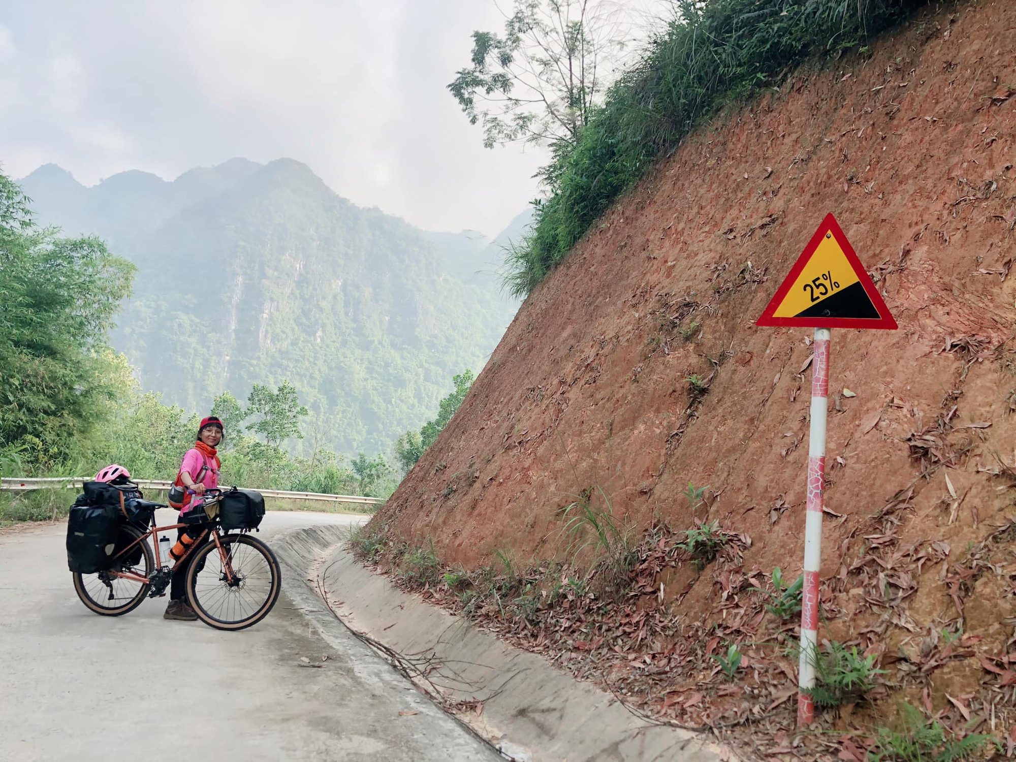 9X đạp xe xuyên Việt: ‘Ngủ nghĩa trang, ăn kham khổ, đi không tính toán rồi tới đâu thì tới’- Ảnh 12.