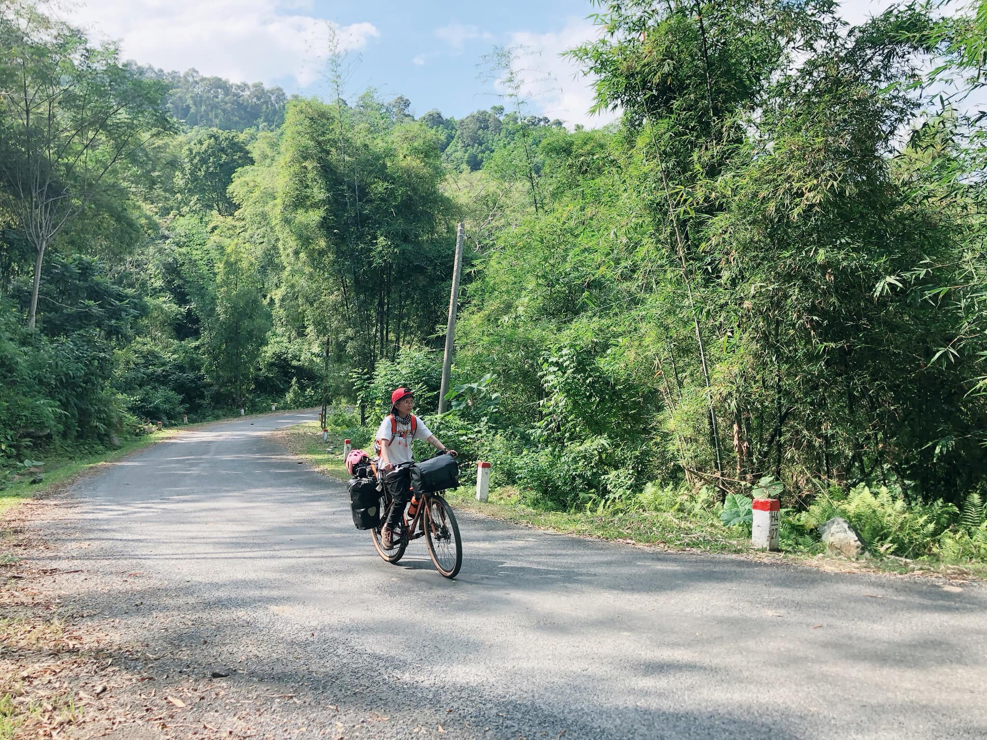 9X đạp xe xuyên Việt: ‘Ngủ nghĩa trang, ăn kham khổ, đi không tính toán rồi tới đâu thì tới’- Ảnh 11.