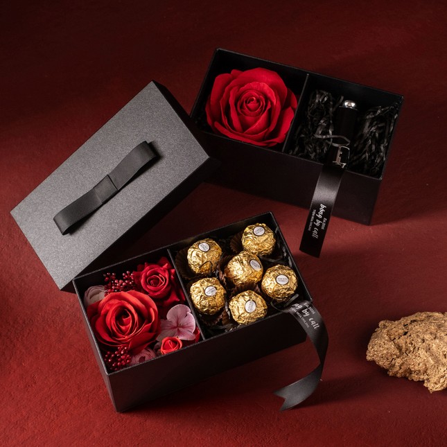 Bánh ngọt, socola, hoa hồng Valentine: Mẫu mã bắt mắt, giá từ vài trăm đến cả chục triệu đồng- Ảnh 11.