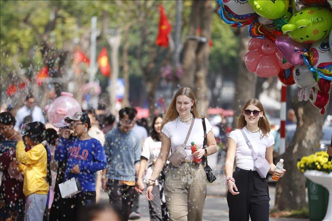 Trên 100.000 lượt khách quốc tế đến Hà Nội dịp Tết Nguyên đán- Ảnh 1.