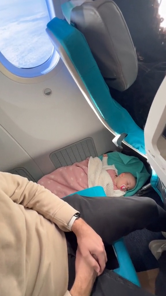 Bà mẹ để con 11 tháng tuổi nằm lọt thỏm dưới chân ghế máy bay để 