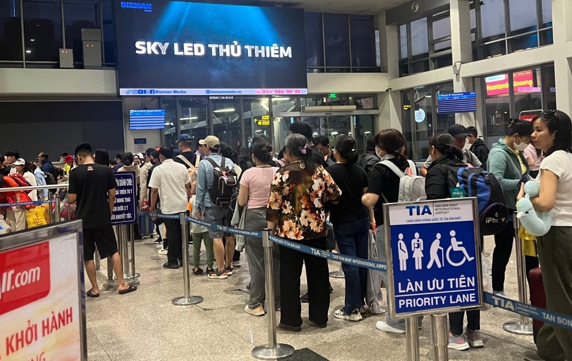 Lượng khách đổ về sân bay Tân Sơn Nhất tăng cao kỉ lục trong ngày mùng 5 Tết- Ảnh 1.