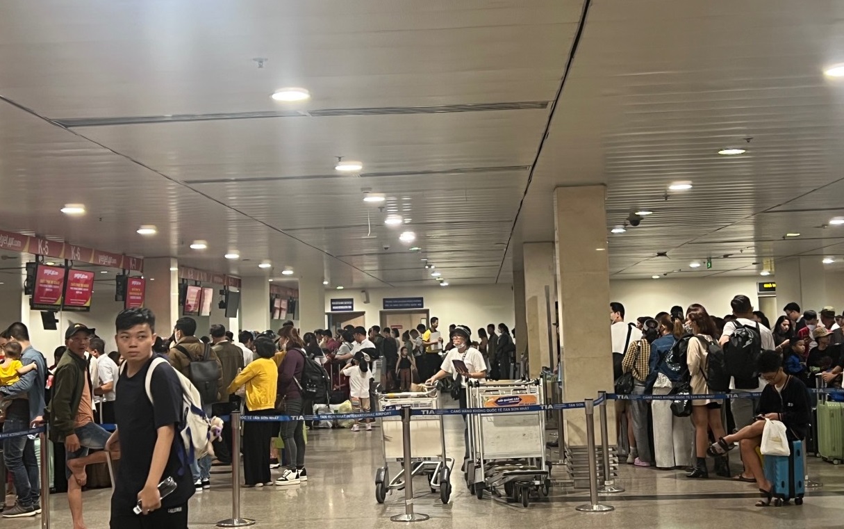 Lượng khách đổ về sân bay Tân Sơn Nhất tăng cao kỉ lục trong ngày mùng 5 Tết- Ảnh 2.