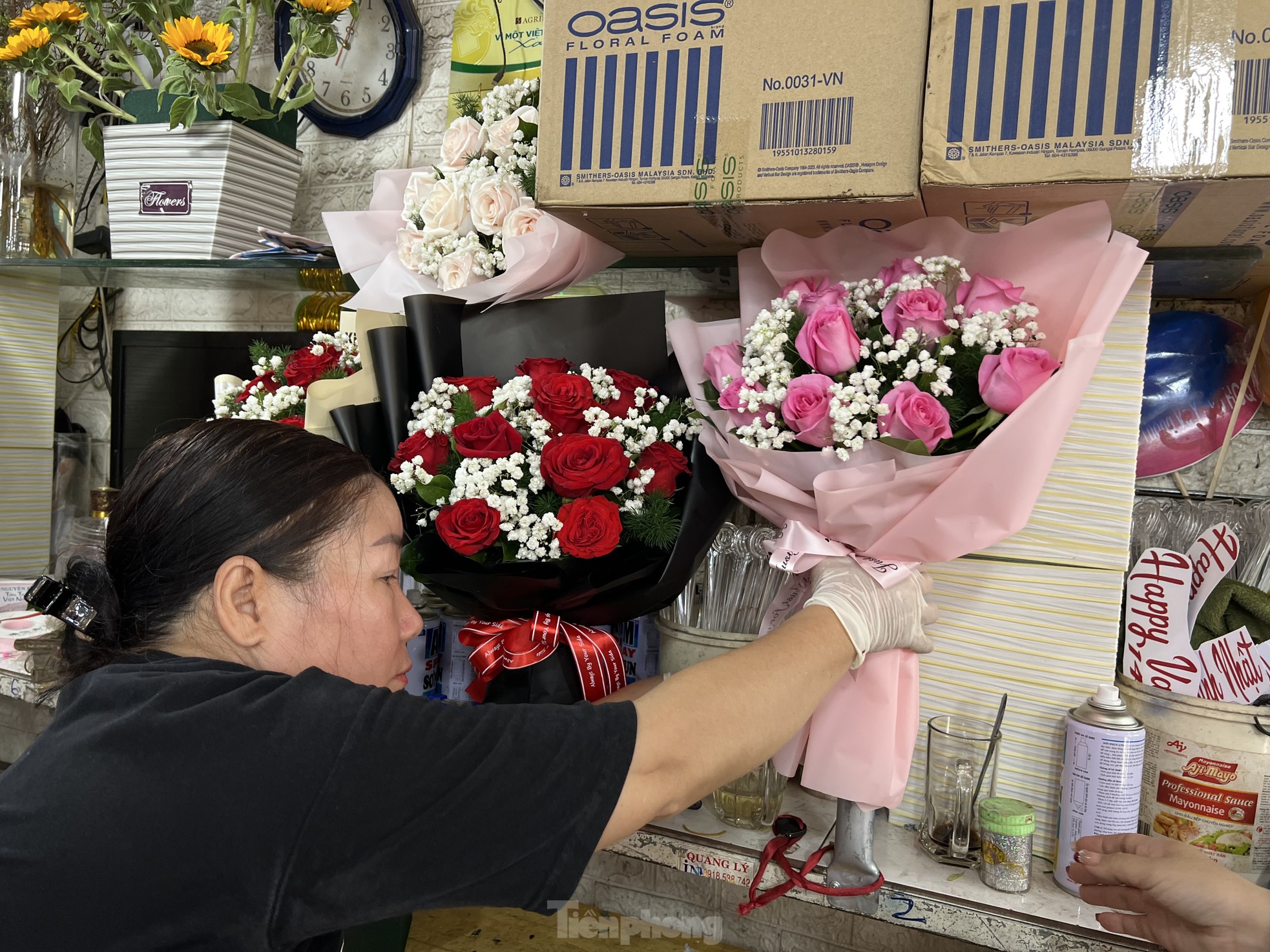 Hoa hồng tươi giảm giá, sức mua chậm trong ngày lễ Tình nhân- Ảnh 3.