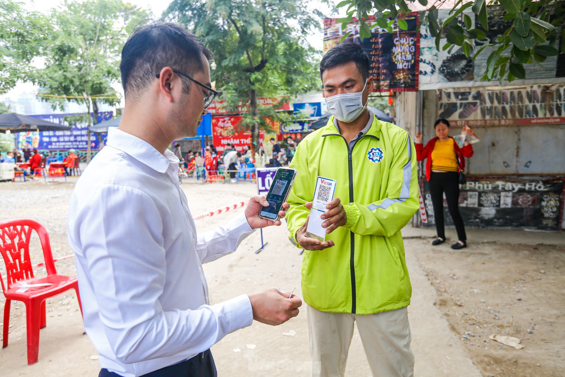 Thu phí trông giữ xe không dùng tiền mặt, hết cảnh chờ hàng giờ vào lễ Phủ Tây Hồ ngày Tết- Ảnh 21.