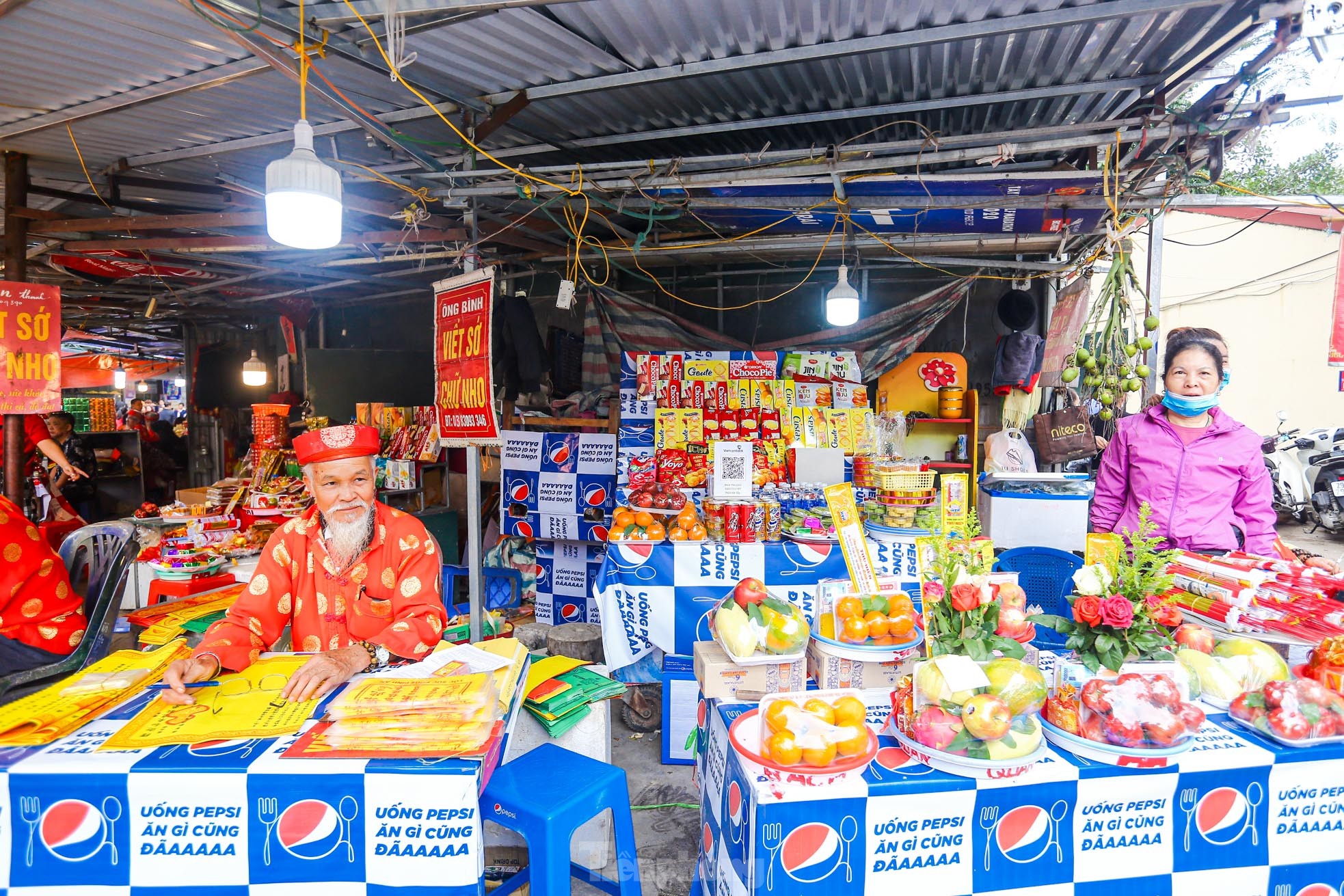 Thu phí trông giữ xe không dùng tiền mặt, hết cảnh chờ hàng giờ vào lễ Phủ Tây Hồ ngày Tết- Ảnh 24.