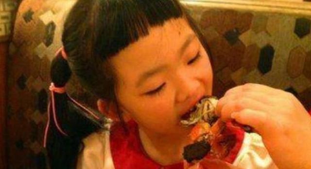Ăn xong buffet túi áo bỗng căng phồng, cô bé 7 tuổi bị nhân viên nghi trộm đồ về: Sau khi kiểm tra, cả nhà hàng phải khóc- Ảnh 1.
