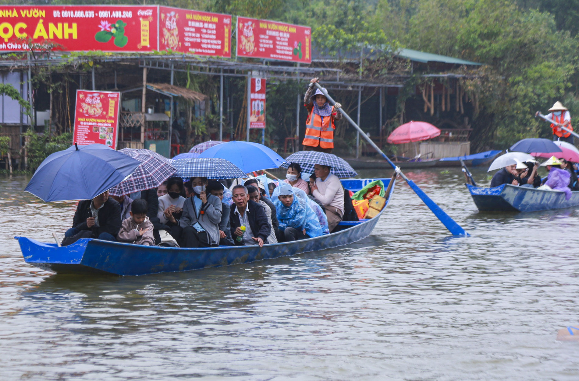 Hàng vạn người “đội mưa”, vạ vật đi lễ trong ngày khai hội chùa Hương- Ảnh 10.