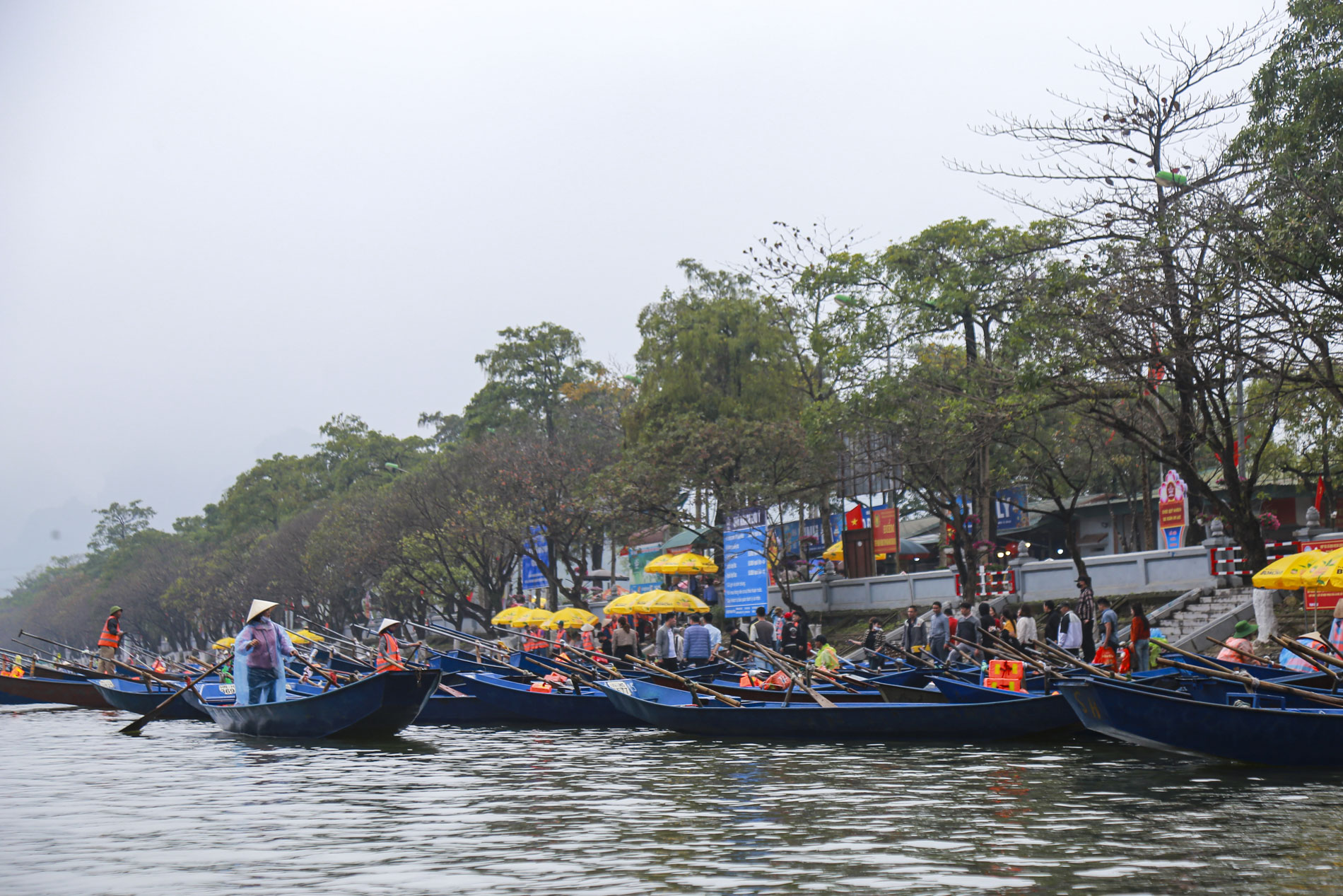Hàng vạn người “đội mưa”, vạ vật đi lễ trong ngày khai hội chùa Hương- Ảnh 2.