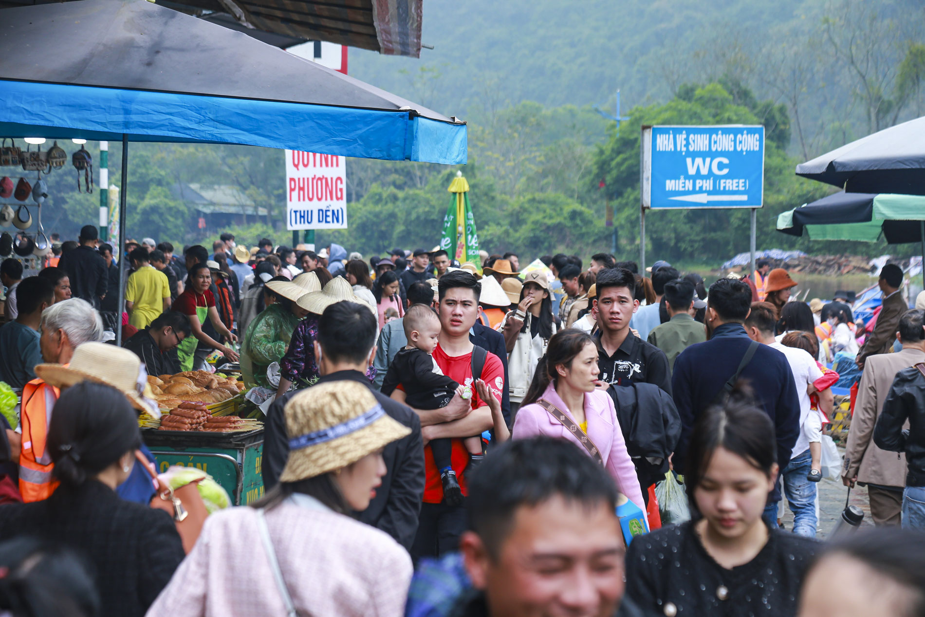 Hàng vạn người “đội mưa”, vạ vật đi lễ trong ngày khai hội chùa Hương- Ảnh 19.
