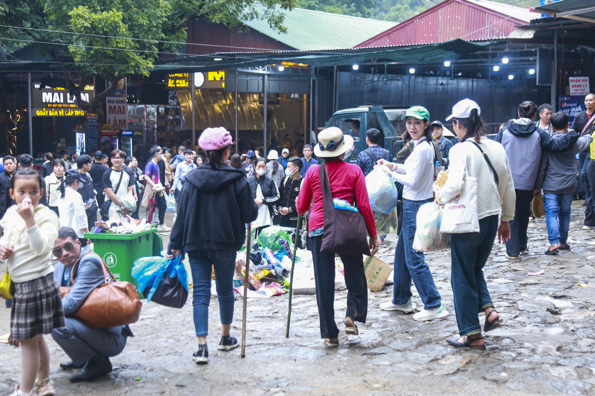 Hàng vạn người “đội mưa”, vạ vật đi lễ trong ngày khai hội chùa Hương- Ảnh 13.