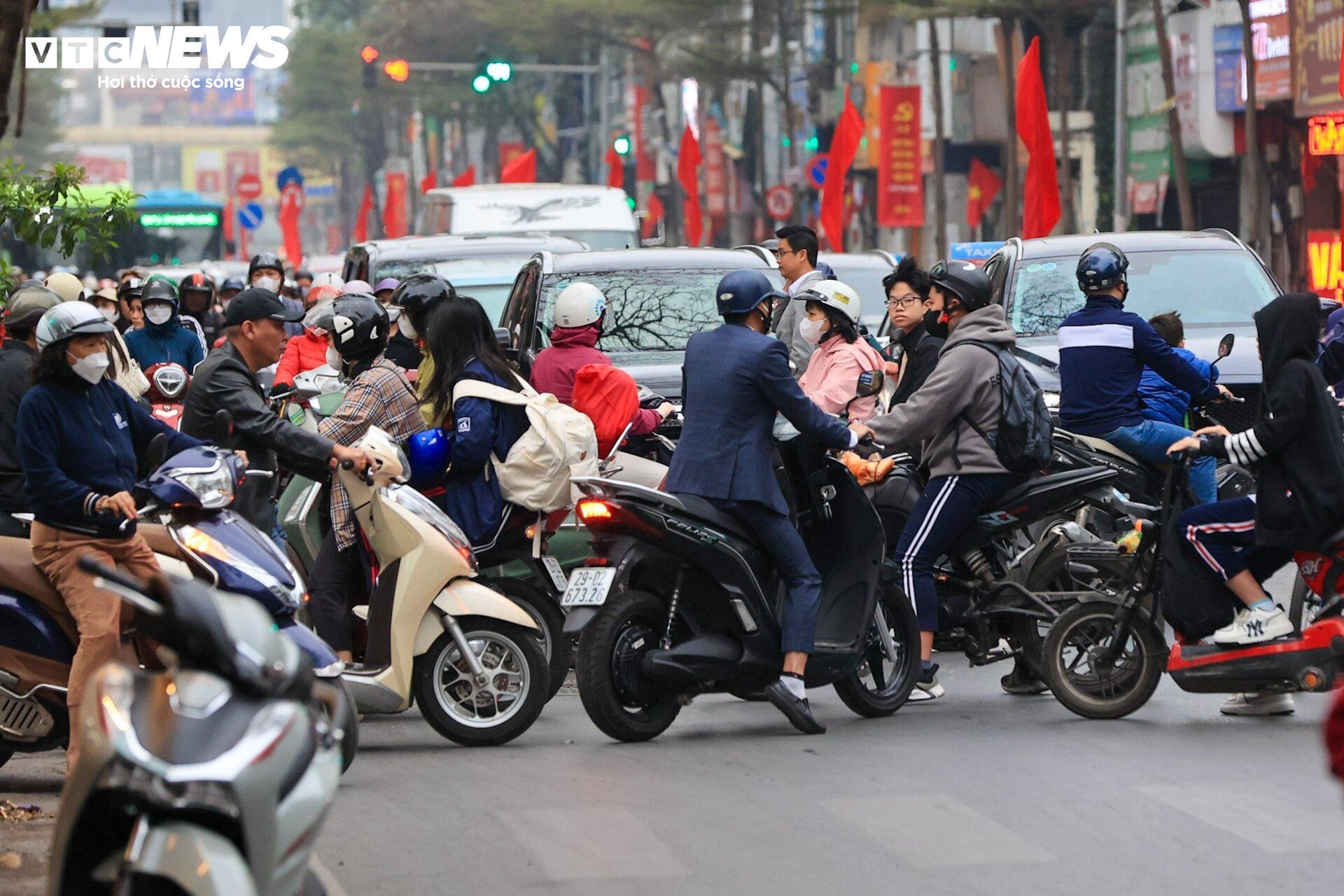 Dòng xe cộ ken đặc phố phường Hà Nội ngày đầu đi làm sau kỳ nghỉ Tết- Ảnh 9.