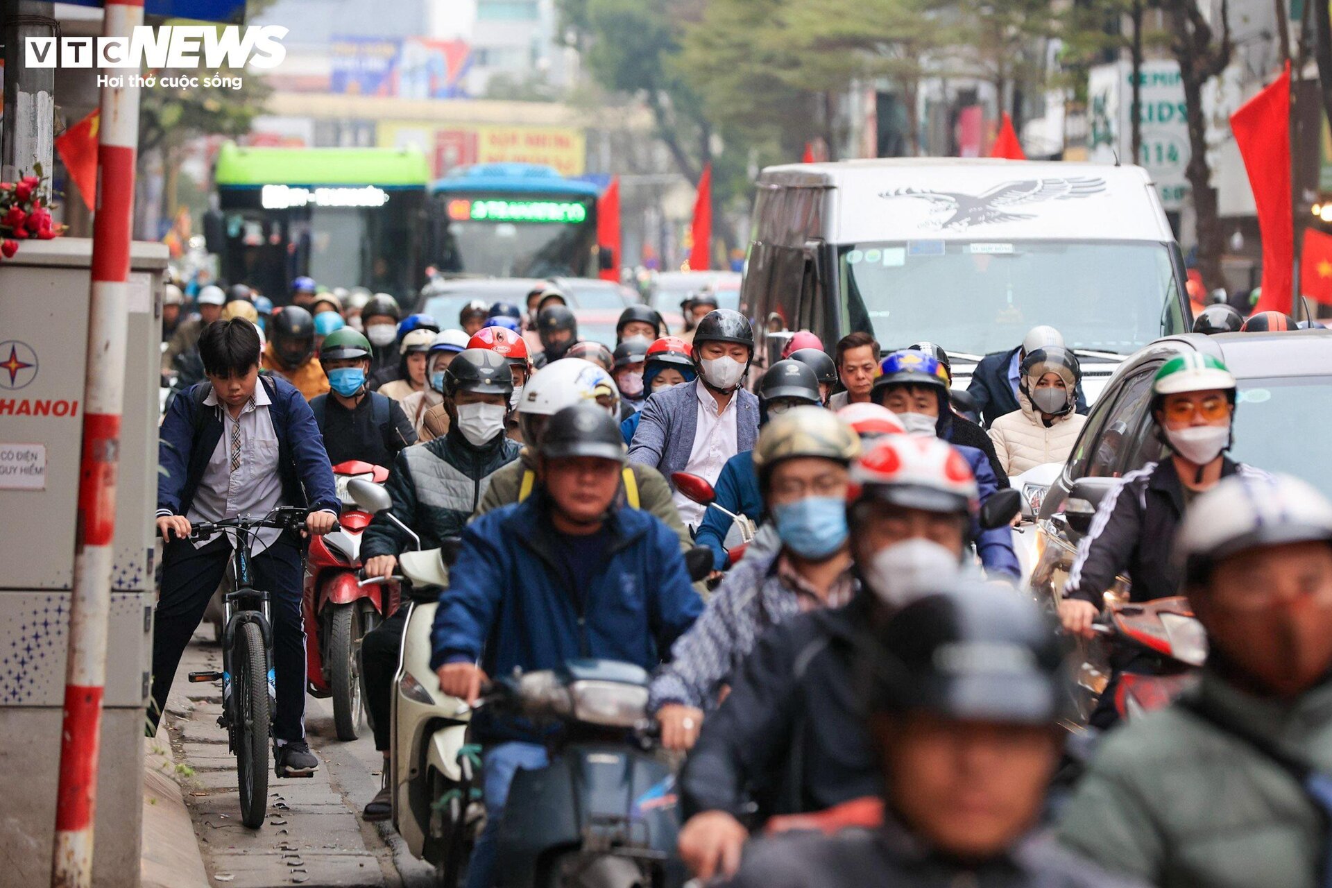 Dòng xe cộ ken đặc phố phường Hà Nội ngày đầu đi làm sau kỳ nghỉ Tết- Ảnh 6.