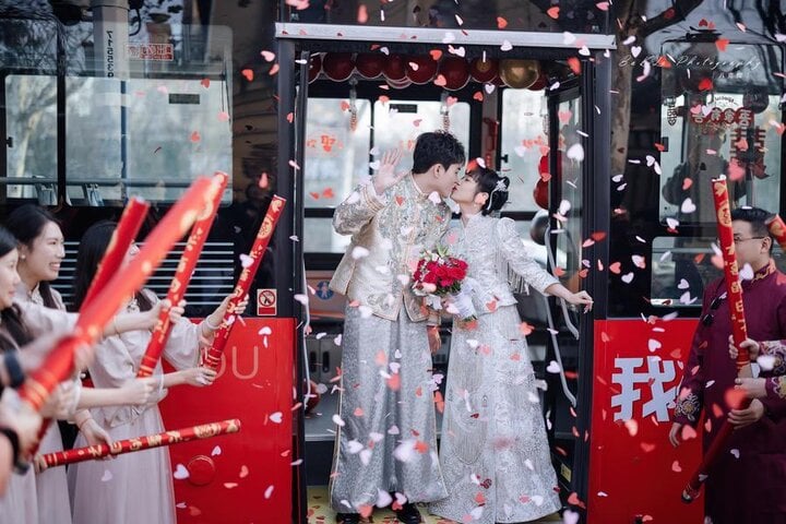 Đám cưới trên xe buýt - Trào lưu lạ của các cặp đôi Trung Quốc- Ảnh 1.