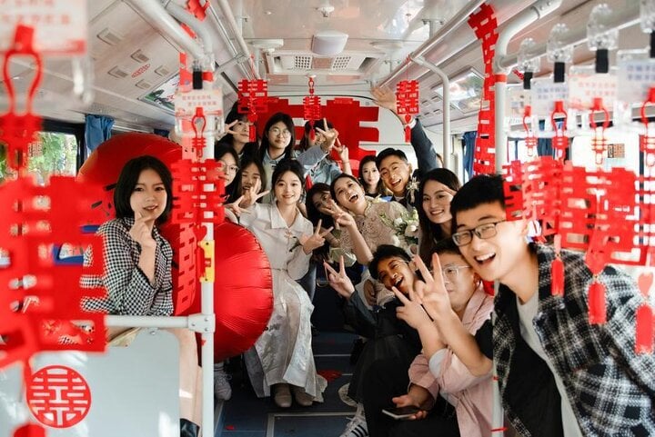 Đám cưới trên xe buýt - Trào lưu lạ của các cặp đôi Trung Quốc- Ảnh 2.