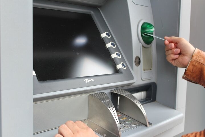 Chuyển tiền tại cây ATM vào thứ 7, chủ nhật được không?- Ảnh 1.