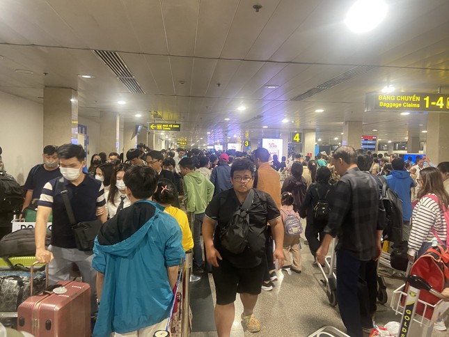 Đón hơn 150.000 khách/ngày, sân bay Tân Sơn Nhất phá kỷ lục Tết- Ảnh 1.