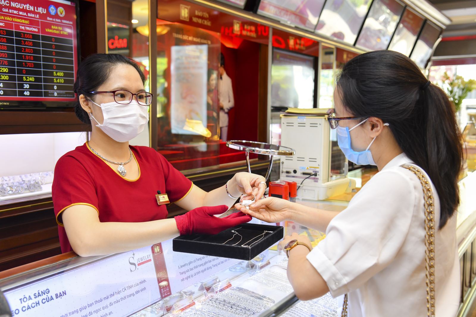 Ngày vía Thần Tài 2024: Mua vàng thế nào để cả năm tài lộc, làm ăn may mắn?- Ảnh 1.