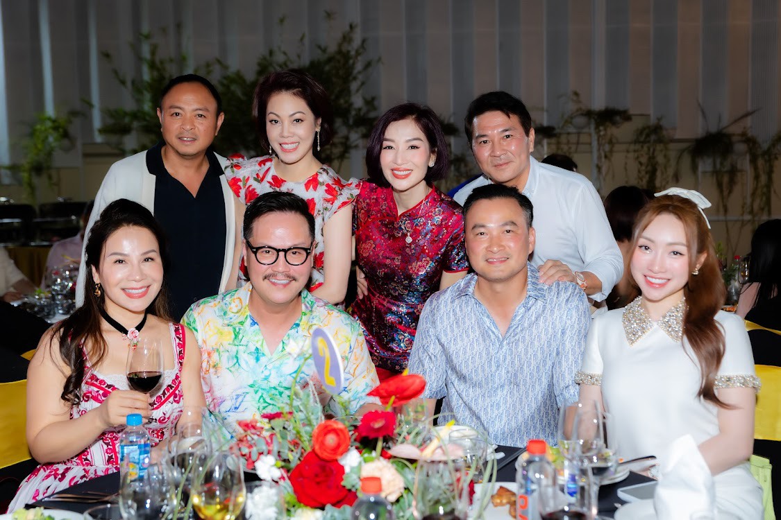 Hoa khôi Thu Hương đón Tết đầu tiên trong biệt thự 1.000 m2 