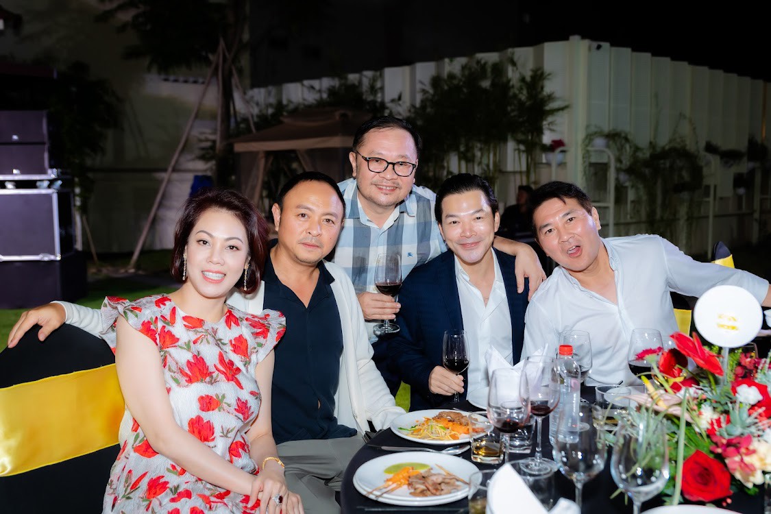 Hoa khôi Thu Hương đón Tết đầu tiên trong biệt thự 1.000 m2 