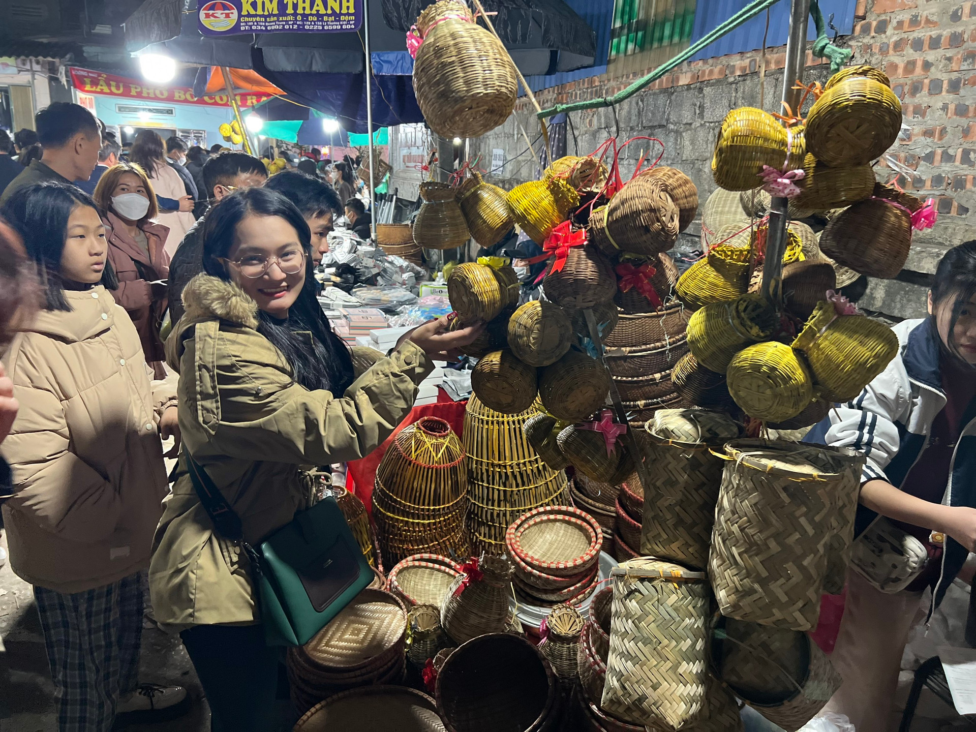 Phiên chợ cả năm chỉ họp một lần, đông nhất vào nửa đêm và rạng sáng, cách Hà Nội chưa tới 100km- Ảnh 4.