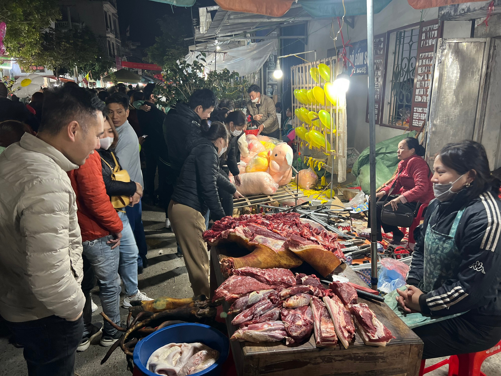 Phiên chợ cả năm chỉ họp một lần, đông nhất vào nửa đêm và rạng sáng, cách Hà Nội chưa tới 100km- Ảnh 6.