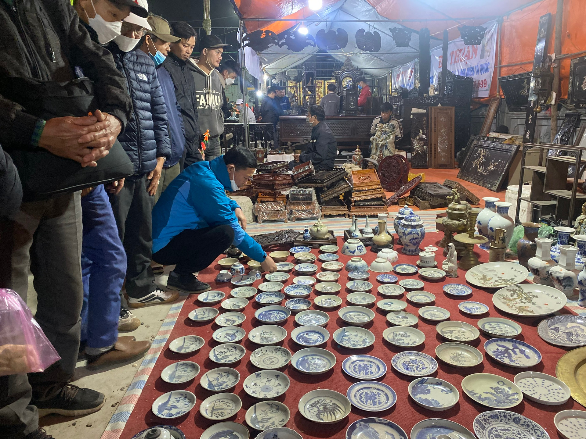 Phiên chợ cả năm chỉ họp một lần, đông nhất vào nửa đêm và rạng sáng, cách Hà Nội chưa tới 100km- Ảnh 7.