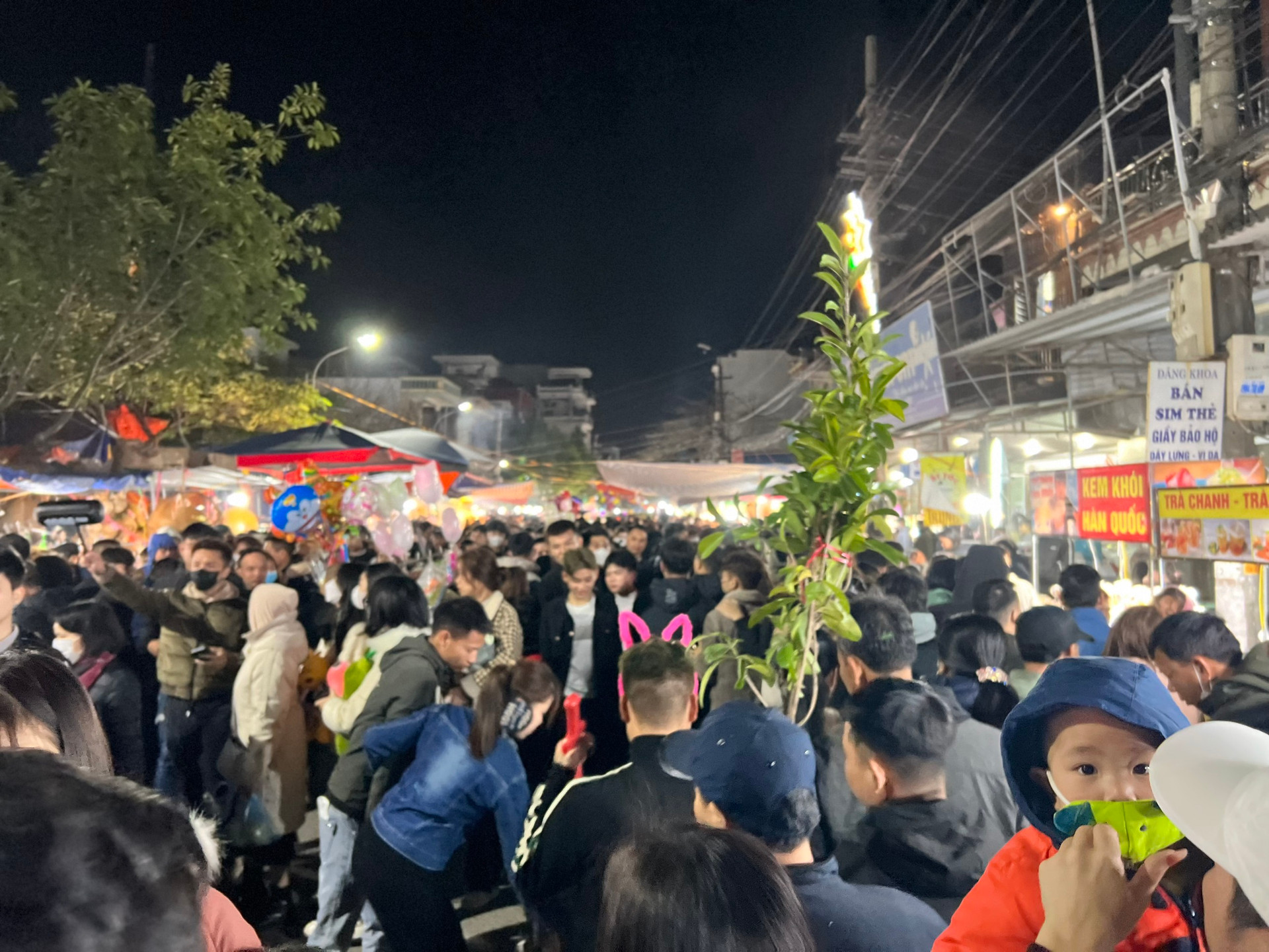 Phiên chợ cả năm chỉ họp một lần, đông nhất vào nửa đêm và rạng sáng, cách Hà Nội chưa tới 100km- Ảnh 9.