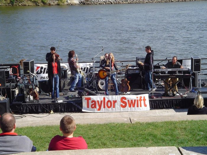 Taylor Swift's brilliant journey: From singing at fairs and cafes to owning a concert with nearly 100,000 spectators! - Photo 4.