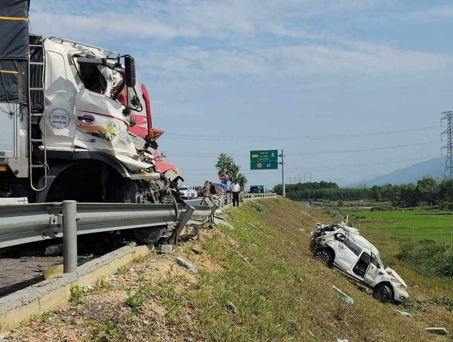 Thủ tướng chỉ đạo khẩn liên quan vụ TNGT đặc biệt nghiêm trọng trên cao tốc Cam Lộ - La Sơn- Ảnh 1.