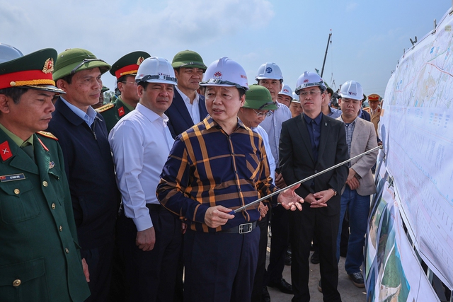 Phó Thủ tướng Trần Hồng Hà kiểm tra, thúc đẩy tiến độ 2 dự án hạ tầng trọng điểm, chiến lược- Ảnh 7.