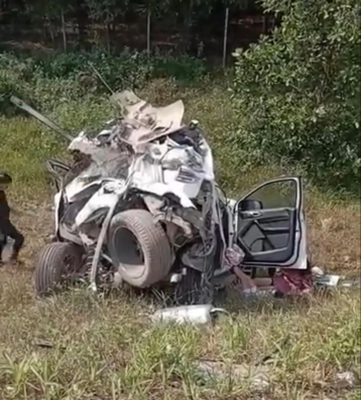 Nguyên nhân chiếc xe chở 5 người trong gia đình bẹp dúm thảm khốc trên cao tốc Cam Lộ - La Sơn- Ảnh 1.