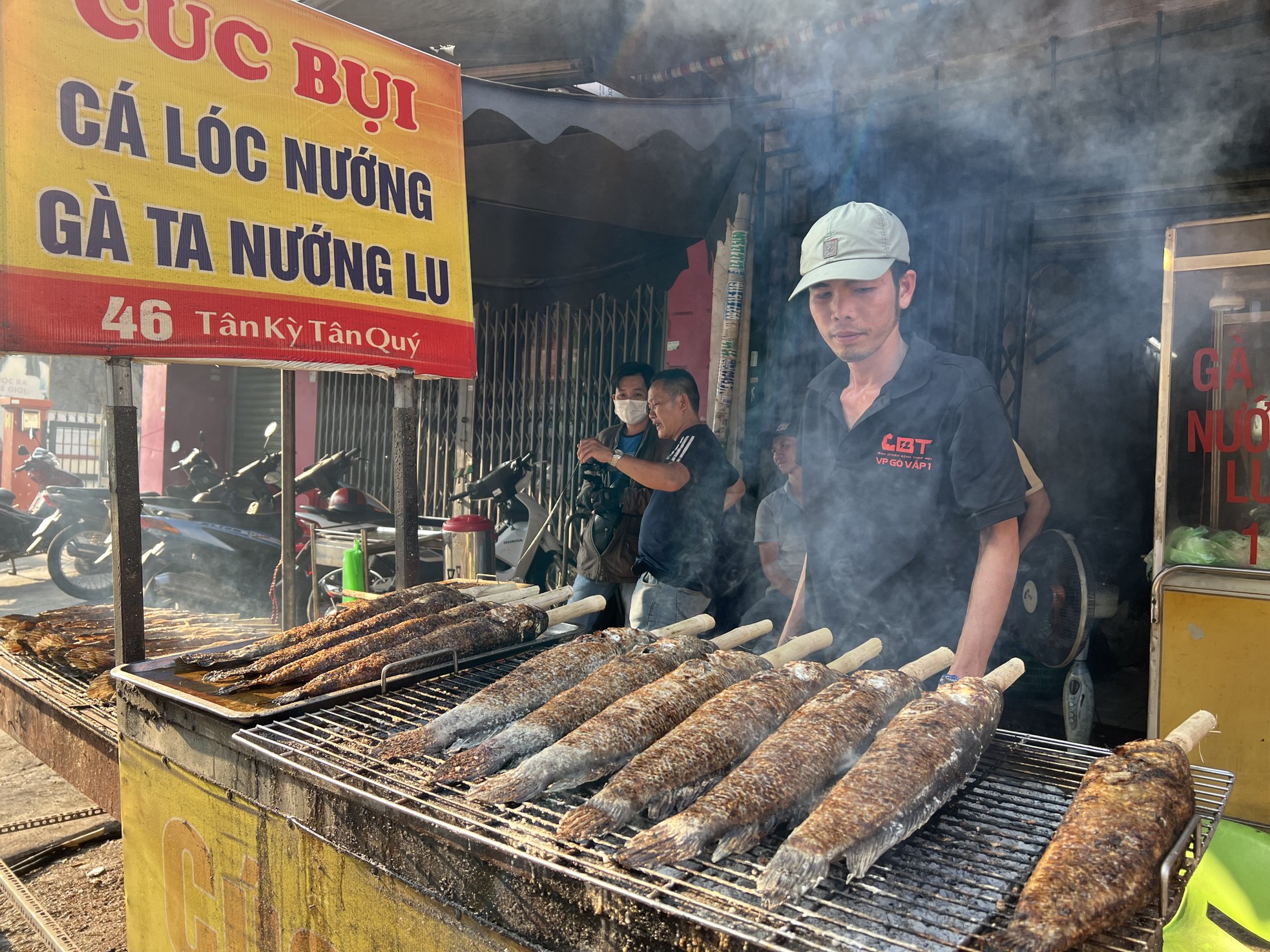 Phố 'cá lóc nướng' ở TPHCM nổi lửa xuyên đêm trước ngày vía Thần Tài- Ảnh 3.