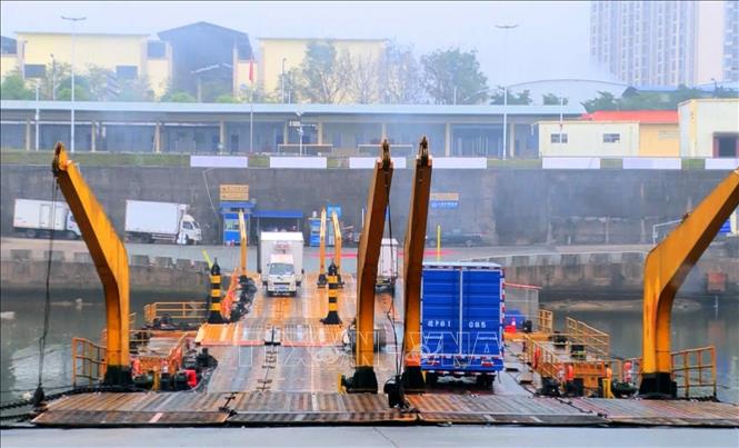 Quảng Ninh xuất khẩu 925 tấn hàng hóa qua lối mở cầu phao tạm km3+4 Hải Yên- Ảnh 1.