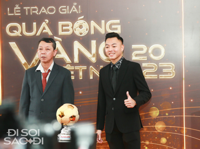 Visual cực phẩm của dàn sao đội tuyển Việt Nam tại thảm đỏ Quả bóng Vàng: Đặng Văn Lâm tinh tế chỉnh cà vạt cho Tuấn Hải- Ảnh 5.