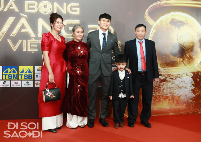Visual cực phẩm của dàn sao đội tuyển Việt Nam tại thảm đỏ Quả bóng Vàng: Đặng Văn Lâm tinh tế chỉnh cà vạt cho Tuấn Hải