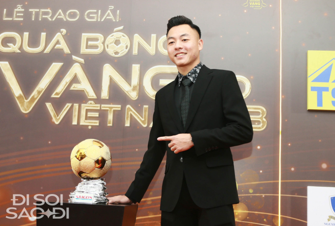 Visual cực phẩm của dàn sao đội tuyển Việt Nam tại thảm đỏ Quả bóng Vàng: Đặng Văn Lâm tinh tế chỉnh cà vạt cho Tuấn Hải