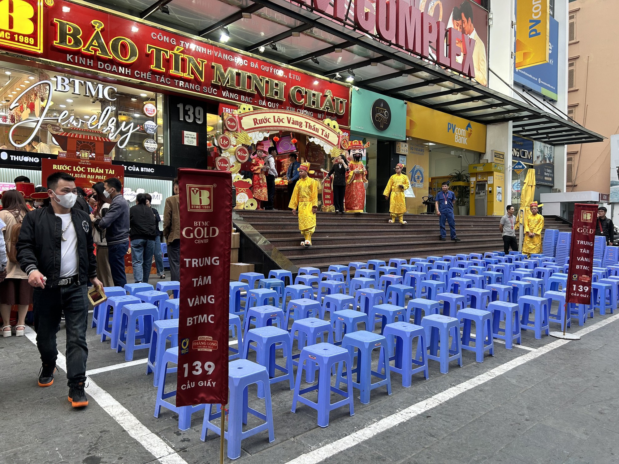 Hình ảnh khác lạ tại tiệm vàng ở Hà Nội ngày vía Thần Tài- Ảnh 1.