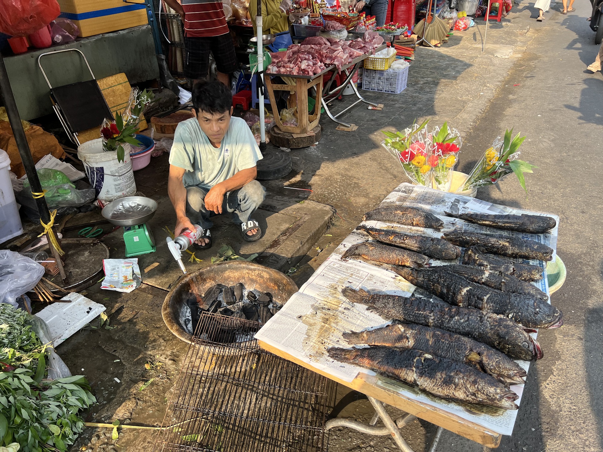 Xóm cá lóc nướng ở TP HCM đông nghẹt người trong ngày vía Thần Tài- Ảnh 7.