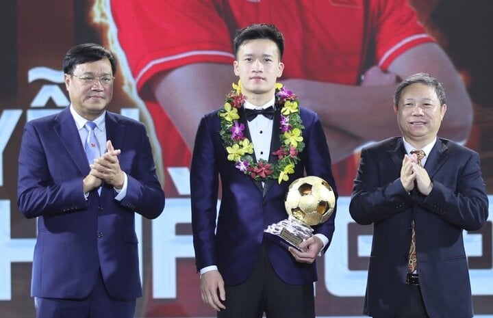Hoàng Đức giành danh hiệu Quả bóng Vàng Việt Nam 2023- Ảnh 1.